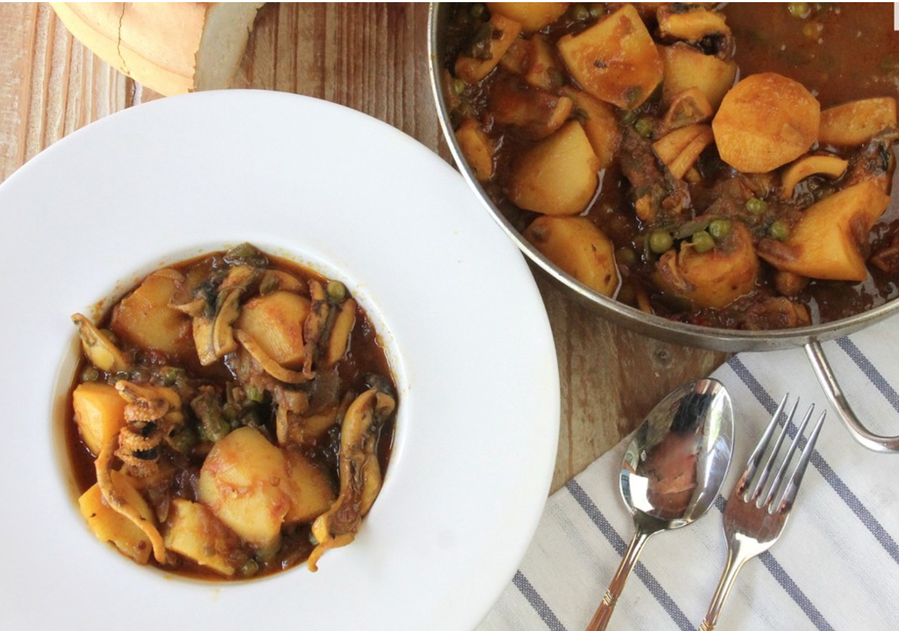 Ensalada de pimientos asados atún y huevo con sepia con patatas guisadas